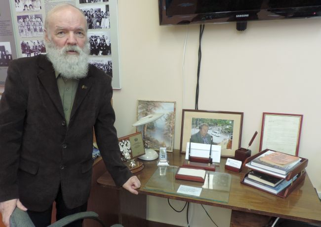 Владимир Иванов-Ардашев у стола именитого ректора пединститута Валентина Романова, возглавлявшего когда-то Общество российско-китайской дружбы и так гордившегося именно педагогическим статусом университета.