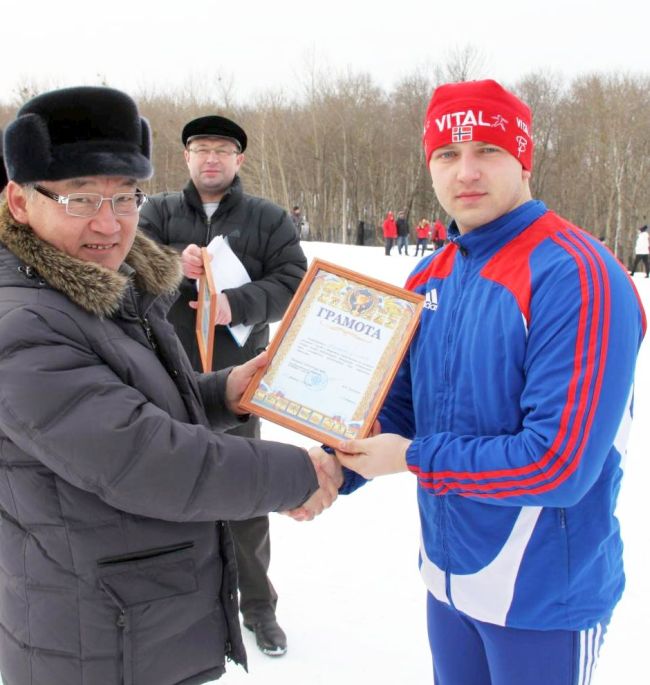 Дипломы победителям вручал заместитель прокурора Хабаровского края Слава Когай