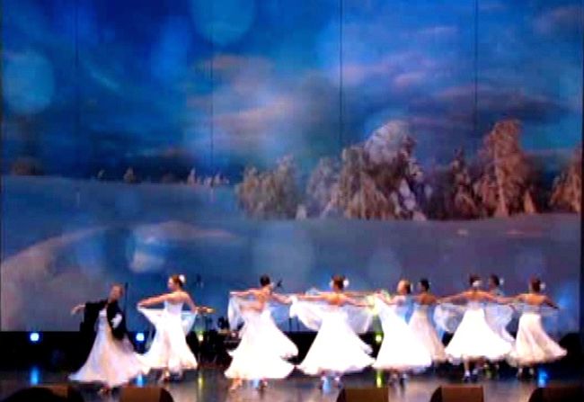 Фото-фрагмент музыкально-хореографической композиции «Свет любви», посвященной Н.Н. и Е.Н. Муравьевым-Амурским. Хореографический ансамбль «Школьный двор». Автор, исп. песни Татьяна Ананьина. Гала-концерт Первого Дальневосточного православного фестиваля-форума авторской духовно-патриотической поэзии и музыки «Благовест» им. св. Иннокентия митрополита Московского. Городской Дворец культуры. Хабаровск, 27.09. 2014 г.