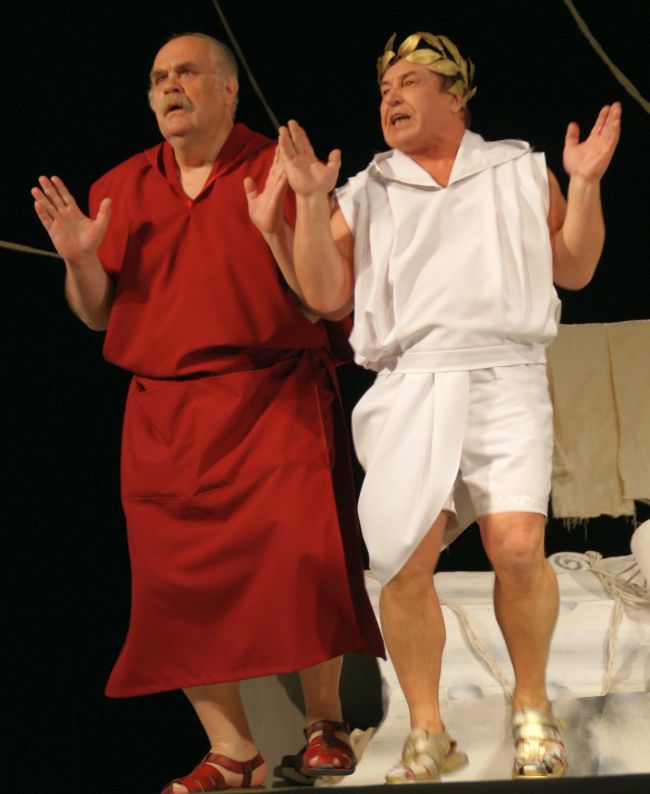 Сергей Черных и заслуженный артист России Алексей Яновский. Спектакль «Диоген», Магаданский музыкальный и драматический театр.