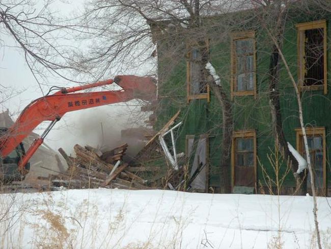 Тяжелая техника без всякой подготовки начала крушить два деревянных жилых строения. Фото Валерии Ханенко.