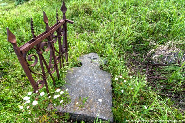 Местные жители рассказали мне, что им не известно чья это могила, но пояснили, что скорее всего обычного горожанина, как как богатые и зажиточные люди Гижигинска заказывали себе плиты в далекой Калифорнии