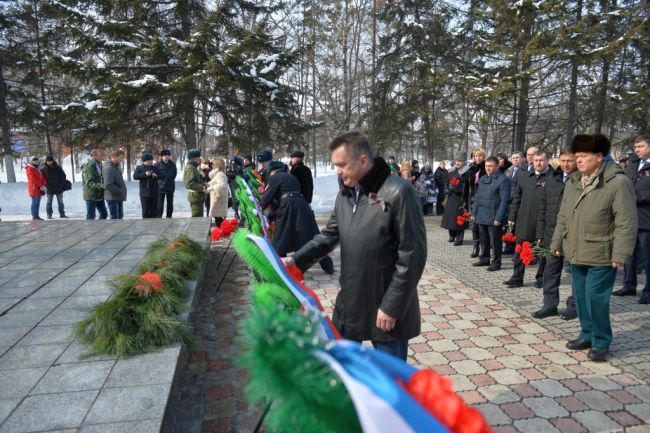 В городском парке Дальнереченска, у  мемориального комплекса героям-пограничникам, прошел митинг. В нем принял участие губернатор края Владимир Миклушевский. Фото Игоря Новикова.