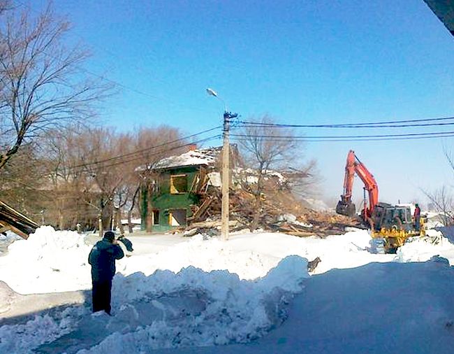 Неизвестные ломают дома