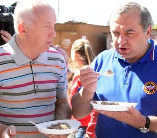 А что скажет людям мэр Хабаровска Александр Соколов? (на фото слева) Куда он смотрит? Или опять будет кивать на МЧС, которые в 2013 году спасали от наводнения хабаровчан, и лично глава МЧС Владимир Пучков (справа) встречался и выслушивал жалобы людей. Опять ждать МЧС?