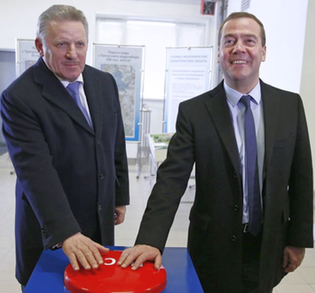 Церемония ввода в эксплуатацию новой секции водозаборных сооружений Тунгусского водозабора. Премьер-министр Дмитрий Медведев (справа) с губернатором Хабаровского края Вячеславом Шпортом