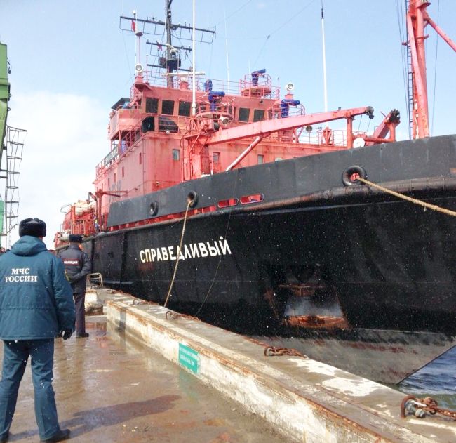 В 11.40 к причалу пришвартовалось судно «Справедливый»