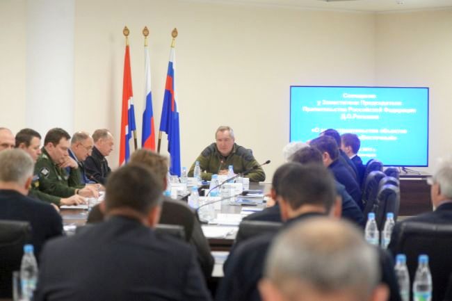 Совещание на космодроме ведет Дмитрий Рогозин. Фото oborona.gov.ru