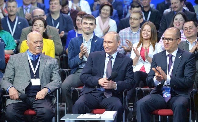 II Медиафорум независимых региональных и местных средств массовой информации «Правда и справедливость». С сопредседателями центрального штаба Общероссийского народного фронта Станиславом Говорухиным (слева) и Александром Бречаловым.