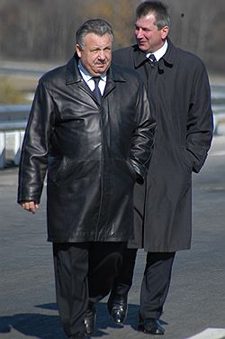 Спикер хабаровской краевой думы Юрий Оноприенко (справа) в курсе многих дел губернатора Виктора Ишаева. Фото: Игорь Балабанов/Коммерсантъ