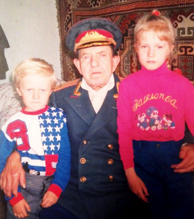 Подполковник  запаса  С.Г. Феоктистов  с  правнуками  Александром  и  Дарьей  Денисенко - 9 мая  1999 года. Последний  день  Победы  фронтовика-ветерана