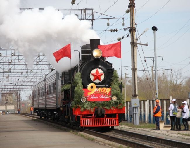 Возглавил праздничный поезд единственный на Дальнем Востоке действующий паровоз серии Ем № 3753