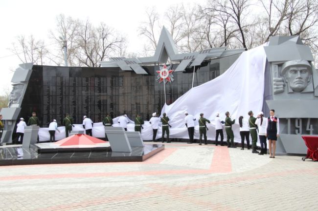 Главным событием митинга стало открытие после масштабной реконструкции мемориала Славы железнодорожников с Вечным огнем