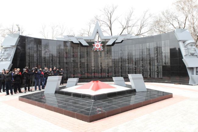 На монументе фамилии и имена 1044 железнодорожников - ветеранов Великой Отечественной войны