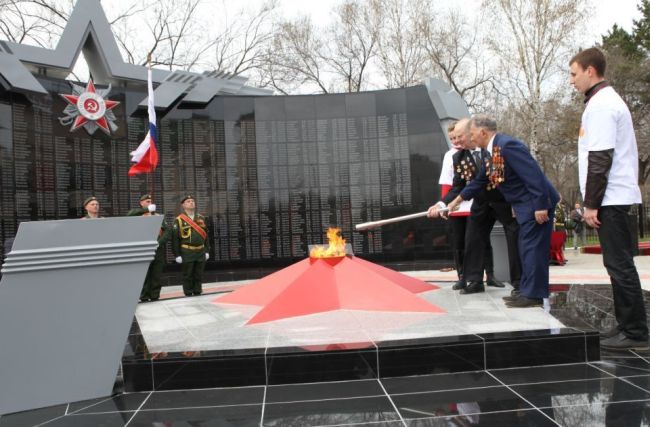 Право зажечь огонь было представлено ветерану Великой Отечественной войны Тимофею Рудаку и председателю совета ветеранов Хабаровской дистанции Петру Буслову