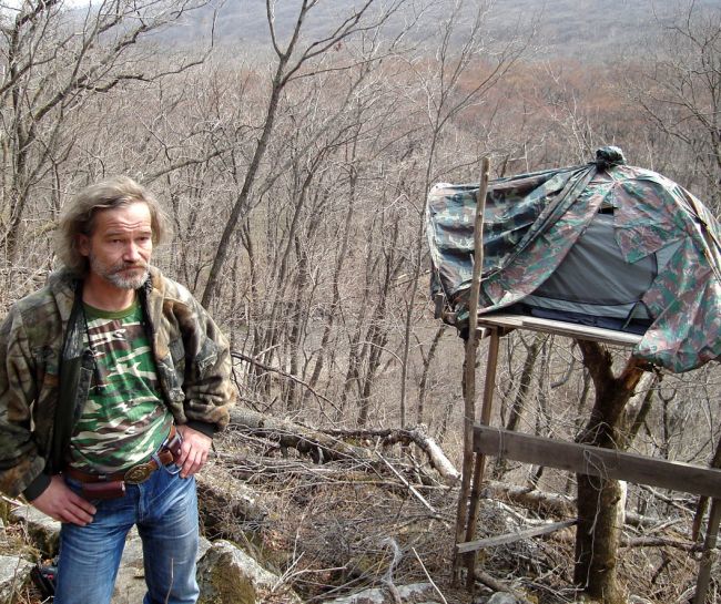 Василий Солкин у лабаза для съемки леопарда. Фото Константина Лобкова