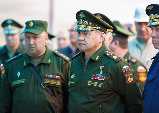 Министр обороны Сергей Шойгу (в центре) во Владивостоке. Доклад о боеготовности войск сделал командующий войсками ВВО Сергей Суровикин (слева). Фото управление пресс-службы и информации министерства обороны РФ.