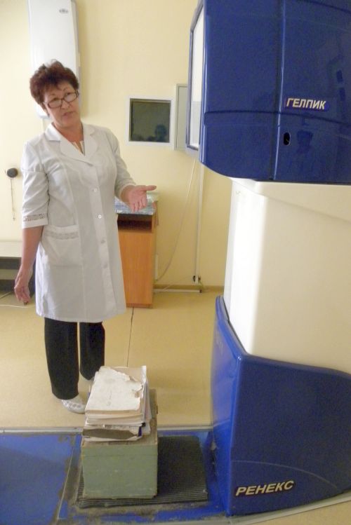 Для «высоты» под фанерную коробку подкладывают и стопки бумаг