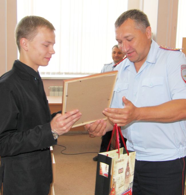 Студент Евгений Чекрыжов получил награду из рук начальника УМВД России по Хабаровску Александра Прохореца