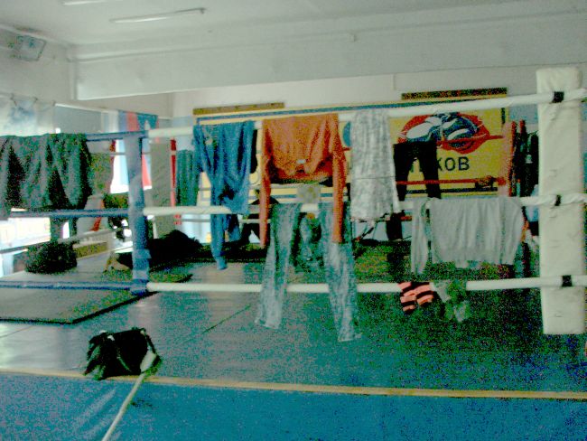 Белье развесили в спортзале, прямо на боксерском ринге