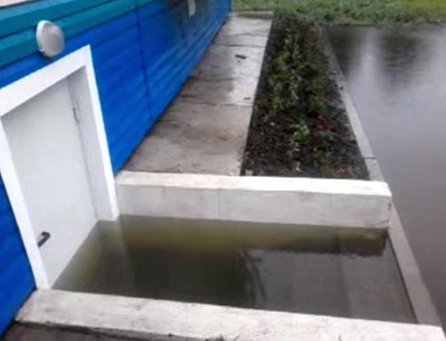 Подвал затопило. Бикин, ул. Бонивура, 110, дом для переселенцев граждан из аварийного жилья