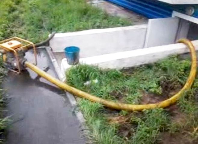 С другой стороны откачивают целый день воду. Бикин, ул. Бонивура, 110, дом для переселенцев граждан из аварийного жилья