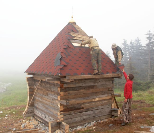 Маковку на часовню передала Хабаровская епархия РПЦ в 2011 г., установлена в августе 2012 г.