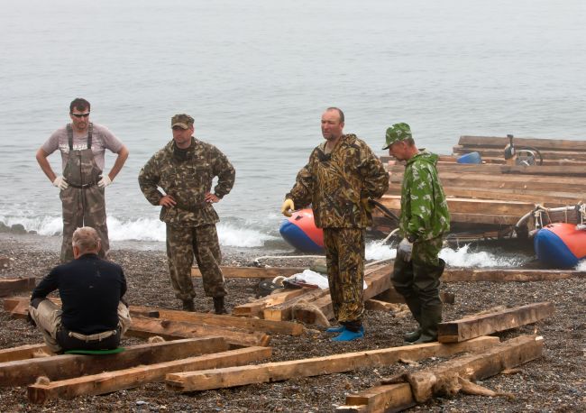 Часть бруса на часовню привезли с заброшенной части ПВО на Шантарах. Помогали и спасатели МЧС в свой личный отпуск, 2012 г.