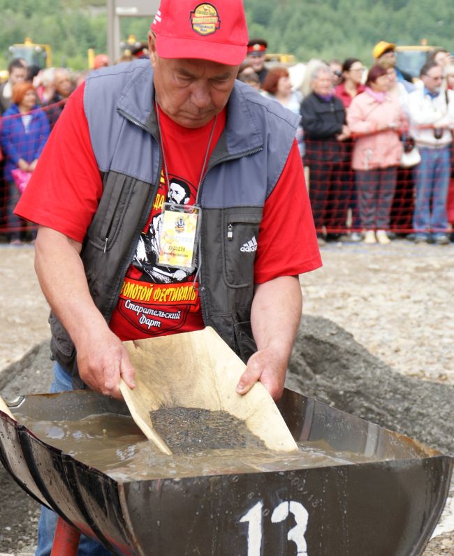 «Я с девяти лет с лотком хожу, - говорит Виктор Дроздов из Магадана