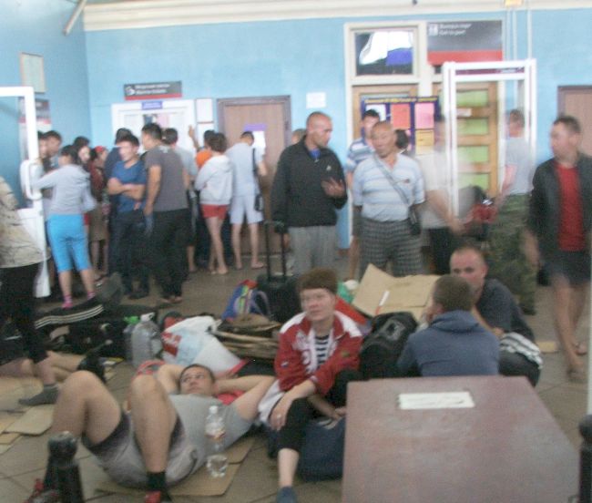 Люди вынуждены спать даже у входной двери в ж\д вокзал п. Ванино