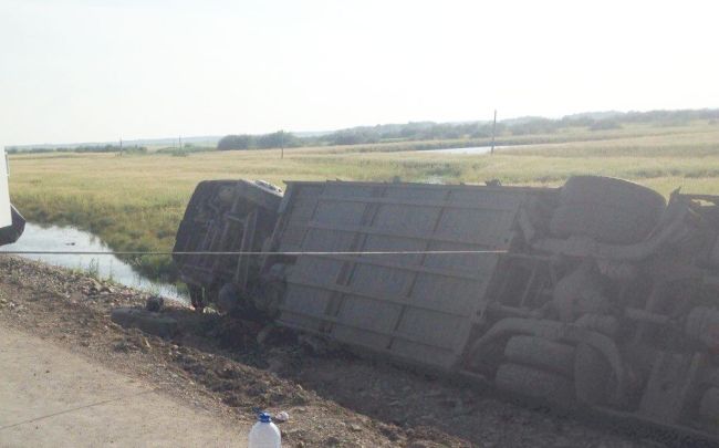 Пассажирский автобус спасатели вытягивают тросом