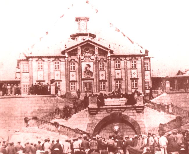 Морпорт. Важное историческое значение имеет еще один вопрос: конечный пункт следования поезда, открывшего сквозное движение, - Ванино, а в Ванино - что? Железнодорожная станция или морской порт?