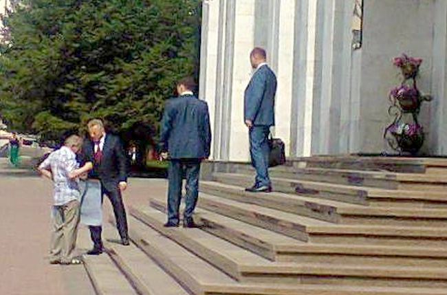 Встреча с губернатором на крыльце «белого дома»