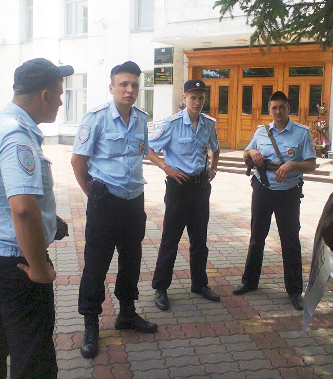 Высыпали вооруженные автоматами полицейские и попытались убрать пикетчиков от «белого дома»