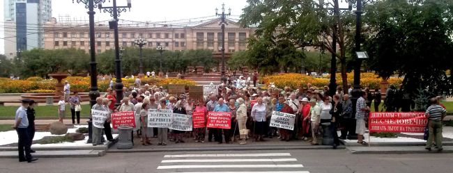 Хабаровские пенсионеры вышли к дому правительства края/ Нажмите, чтобы УВЕЛИЧИТЬ (нажмите, чтобы увеличить)
