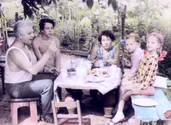 Дедушка Мити - Иннокентий Мельников (слева). Рядом с ним - автор. 1976 г. (нажмите, чтобы увеличить)