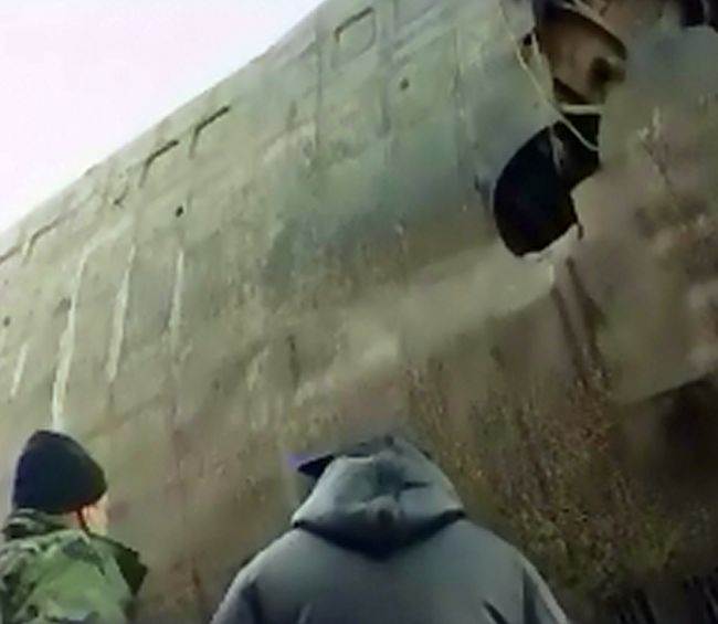 Отверстие от торпеды?