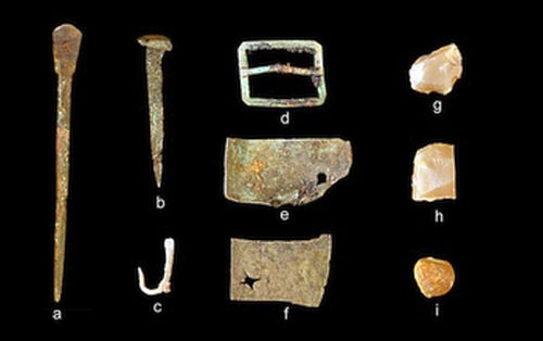 Представительная коллекция артефактов, обнаруженных в июле 2015 года включает в себя (слева) частью набора рассекателей, гвоздь, рыболовный крючок, пряжка, листовой меди, кремни пушки и мушкетные пули.