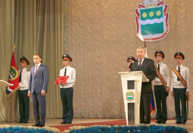 Глава избиркома Амурской области Николай Неведомский (справа) подтвердил легитимность прошедших выборов, после чего новый глава Александр Козлов территории принял присягу