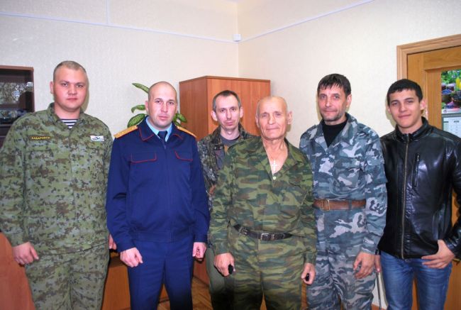 Экспедиция: Никита Куприков (поисковое движение России), следователь Константин Тихоньких, Константин Пронякин, Иван Шило с сыновьями: Сергеем и Дмитрием (слева направо) (нажмите, чтобы увеличить)