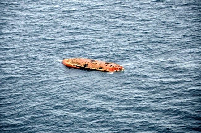 Плашкоут «Парамушир» перевернулся. Фото www.mchs.gov.ru
