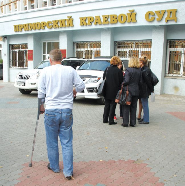 Алексей Шпак, вероятно, законопослушный гражданин. Даже на бюллетене, при помощи костыля, он добросовестно  посещает краевой суд, где слушается громкое  дело по преступному сообществу. Уникальность  этого дела бесспорна, до сих пор (за 9 лет) правоохранительные органы так и не смогли установить главного шефа этого «мафиозного клана».  Омерту хранят все. Даже прокуратура и ФСБ.
