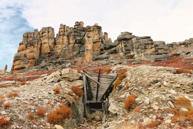 Урановый рудник. Вход в штольню, расположенный прямо под кекурами