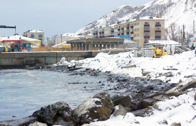 Набережная Невельска в нефти. Фото: Дмитрий Лисицын