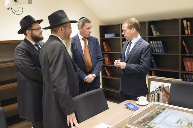 Дмитрий Медведев во время посещения реконструированной синагоги во Владивостоке