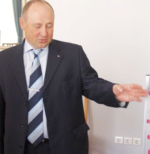 Вице-мэр Хабаровска Валерий Лебеда отмалчивается. Оно и понятно, на кону - семейный бизнес.