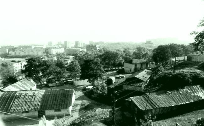 Экипаж. Снимок сделан в начале 1970-х из дома №18 на улице Днепровской. На фото видны строения лагерного времени. Из архива В. А. Ракова