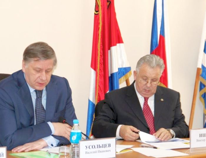 На совещание, которое провел в администрации городского округа Большой Камень первый вице-губернатор Приморского края Василий Усольцев (слева), прибыл из Хабаровска академик РАН Виктор Ишаев (справа).