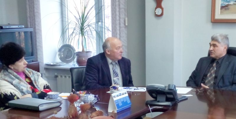 В морском порту Ванино: поселковый депутат Раиса Гаврилова, координатор отделения партии «Зеленые» Виктор Сайков (в центре) и директор порта Игорь Прищепов обсудили проблемы с угольной пылью.