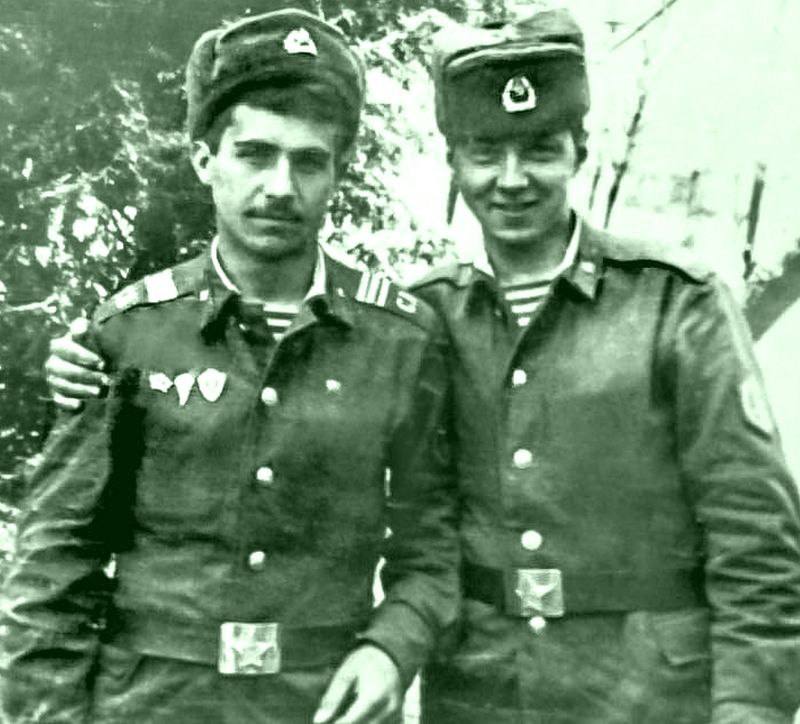 Командир отделения спецназа сержант Федор Ломако и пулеметчик Алексей Карачев. Фото 1980-х годов.